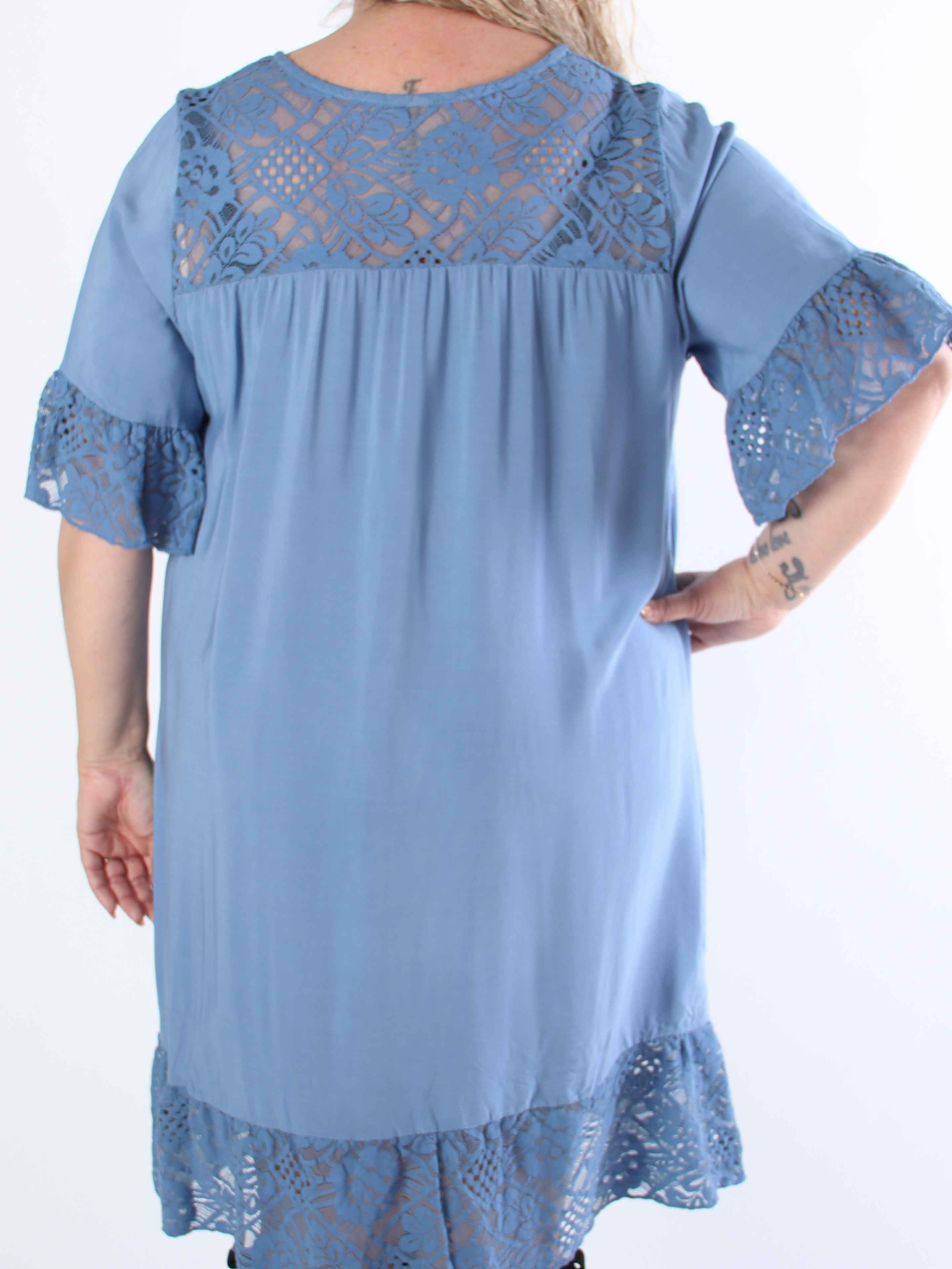 Floriza - Söt plus size-klänning i viskos med spetskant